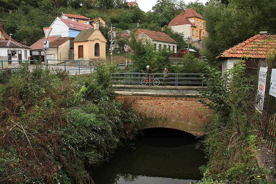 Akvadukt nad náhonem při pohledu od severu.