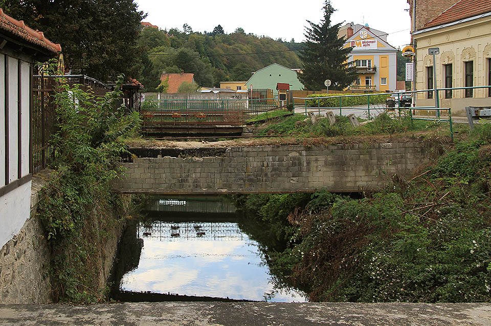 Přes náhon vede zeď mlýnské zahrady, mostek na ostrov, lávka k cukrárně, potrubní most a nakonec i akvadukt Časnýře. Skoro jako v Benátkách.
