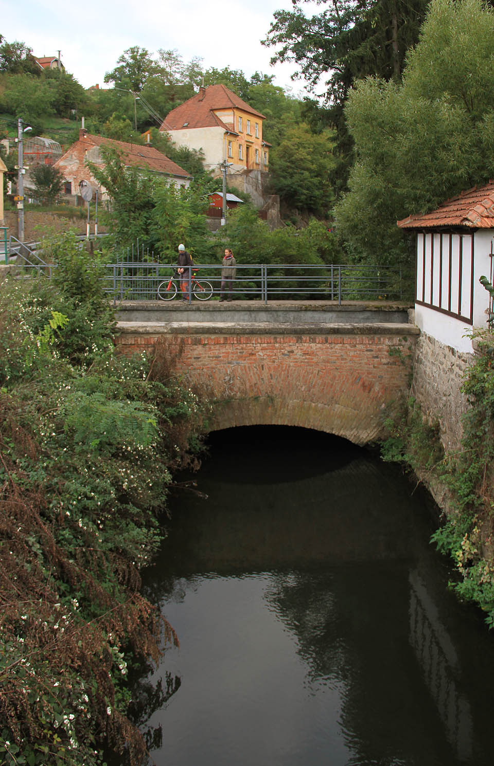 Přes akvadukt vede také chodník pro pěší, kterým se lze dostat na ostrov.