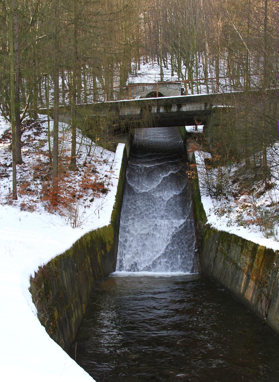Závěrečný skluz pod ústím Albrechtické štoly - zde potoky opouští hory a umělým korytem spějí k Hornímu Jiřetínu.