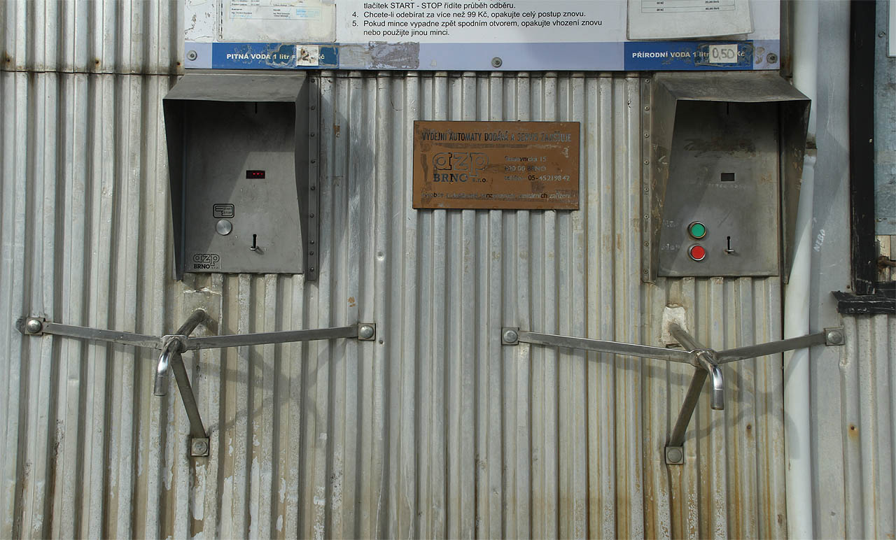 Chceš-li se napít, vhoď minci. Na podobná zařízení jsme zvyklí z Ruska, Kypru či Blízkého východu, v českých zemích jde ale nejspíš o unikát.