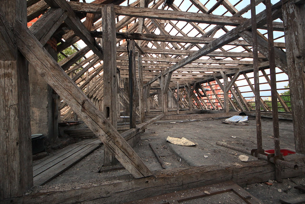 Zdánlivě jednoduchá struktura krovů tvoří ve skutečnosti nepravidelnou a komplikovanou změť.