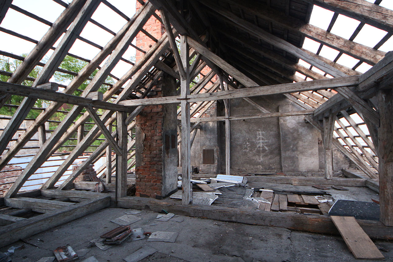 Poslední zbytky pálené střešní krytiny dne 27. dubna 2020.