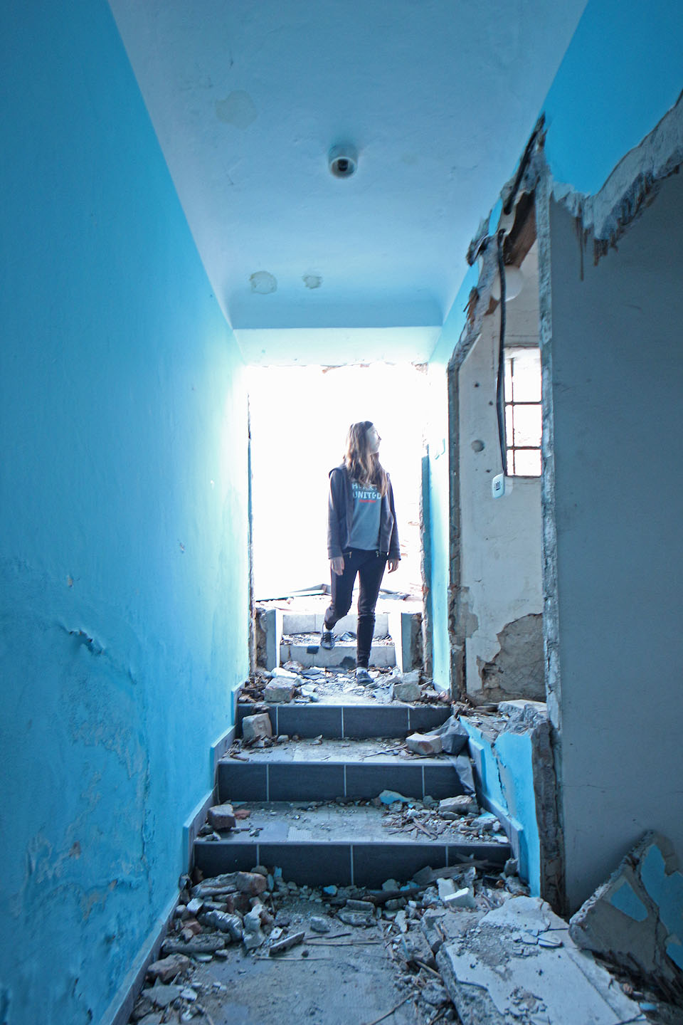 Sestupme tedy do prvního patra, do modré chodby.