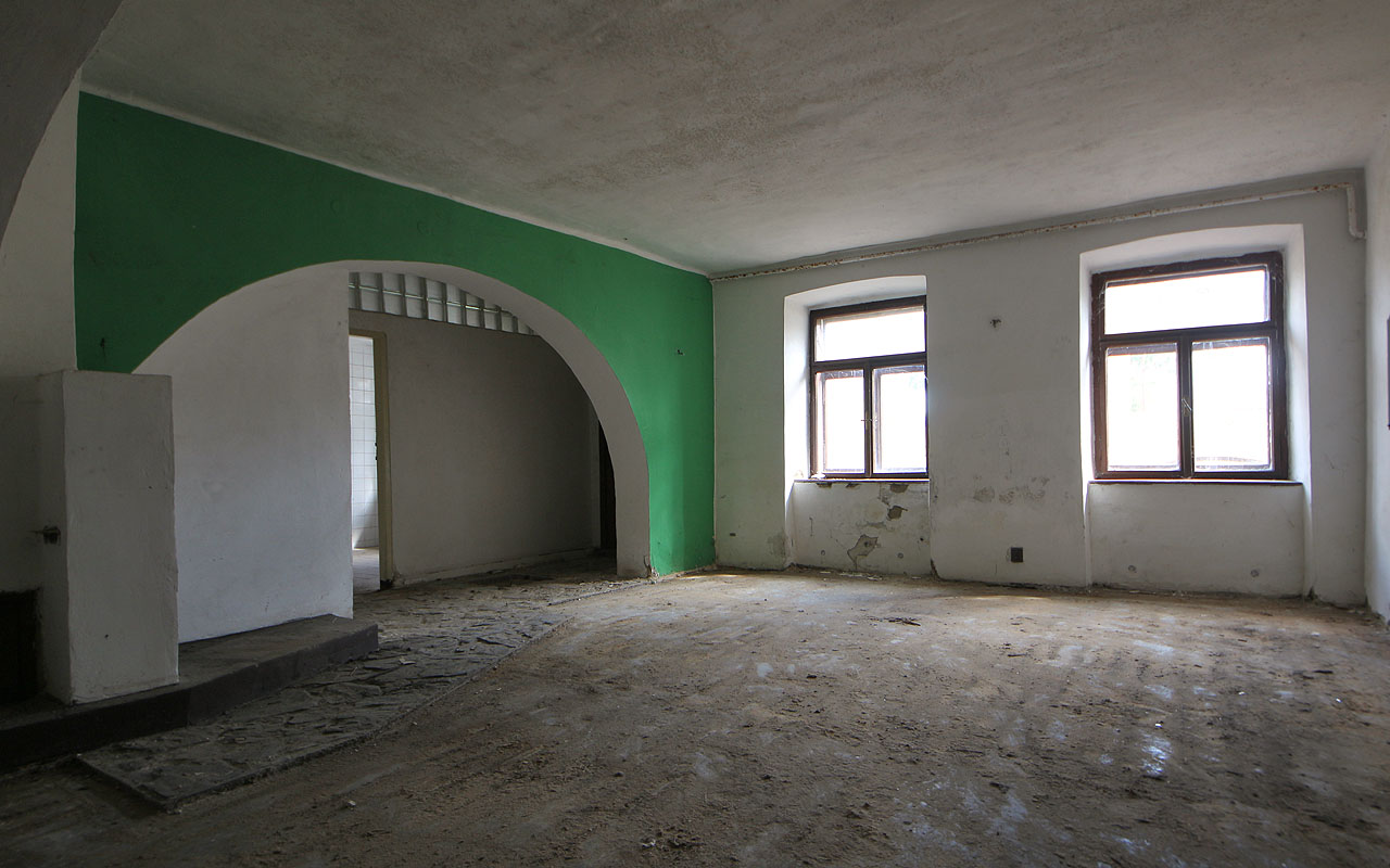 Také z druhé strany jsou stropní trámy neseny pocitvou klenbou.