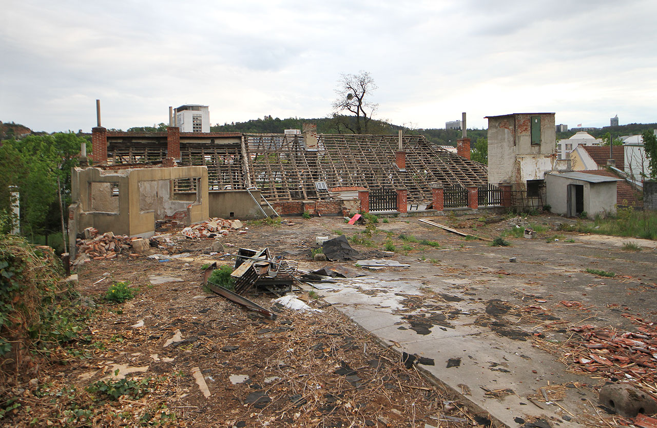 Zpevněná plocha za domem Hlinky č. 54 mimo jiné zajišťovala, že do vinných sklepů nebude prosakovat příliš mnoho vody z povrchu.