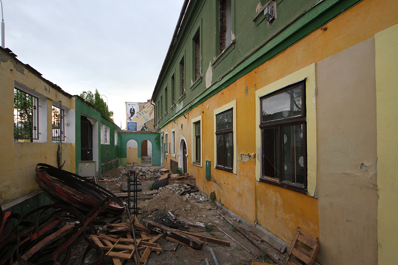 Přední dvorek domu se po narovnání ulice Hlinky a zvýšení nivelety chodníku a vozovky stal pouze uropeným zákoutím, díky kterému se okna kdysi prosluněného domu s výhledem na Svratecký náhon ocitla poněkud ve stínu.
