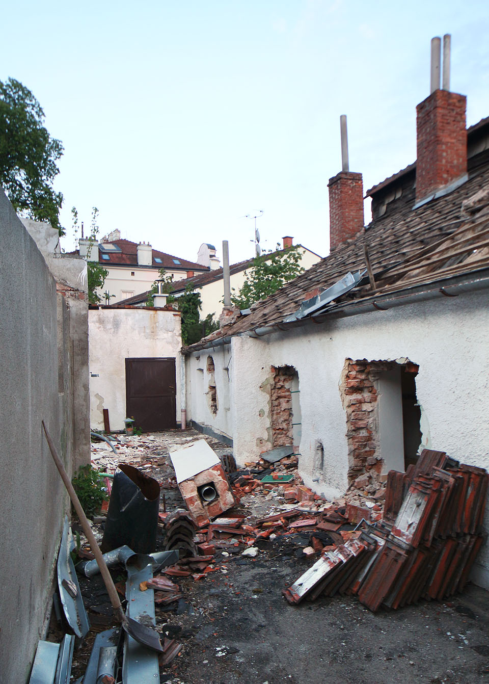 Zadní dvorek odděloval dům od labyrintu sklepů, zavrtávajících se do úbočí Žlutého kopce.