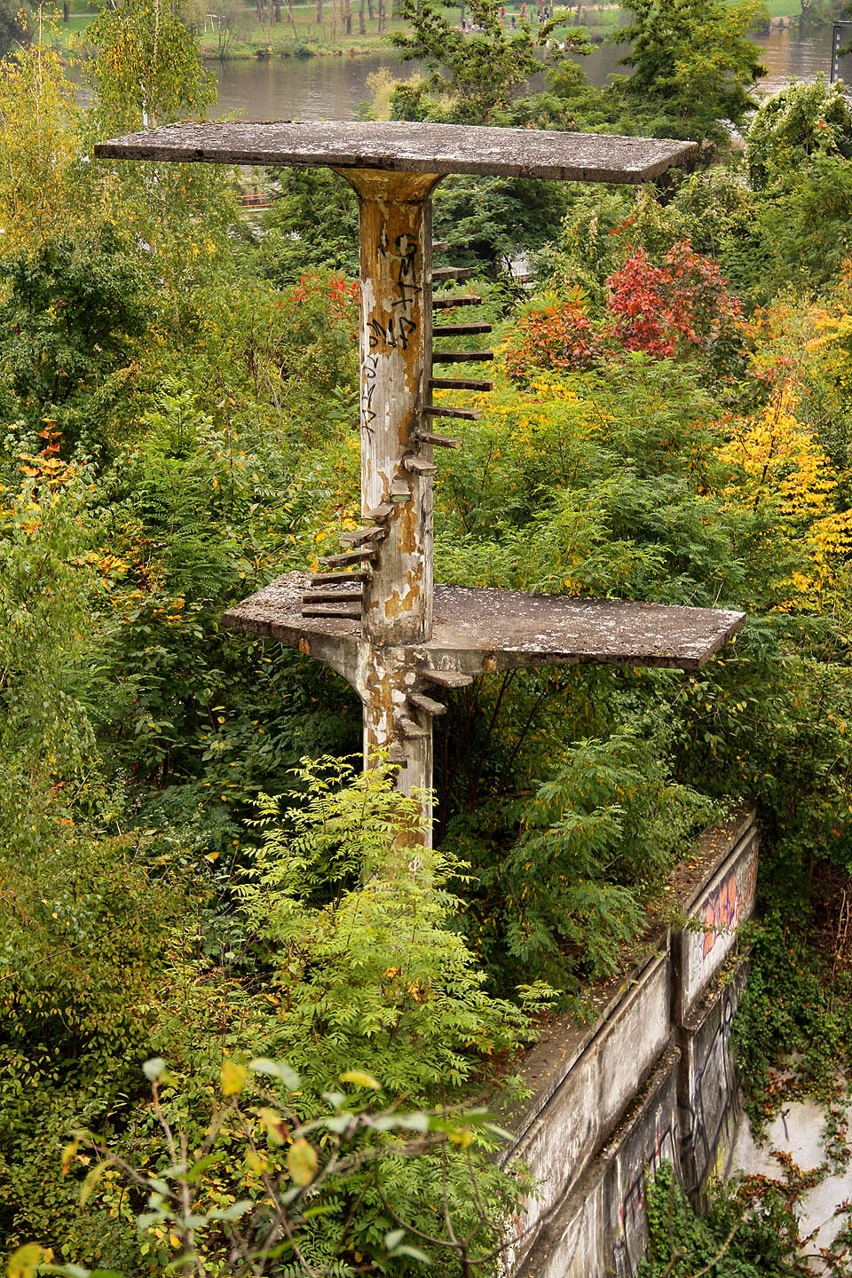 Třešničkou na dortu je dokonale tvarovaná celobetonová skokanská věž.