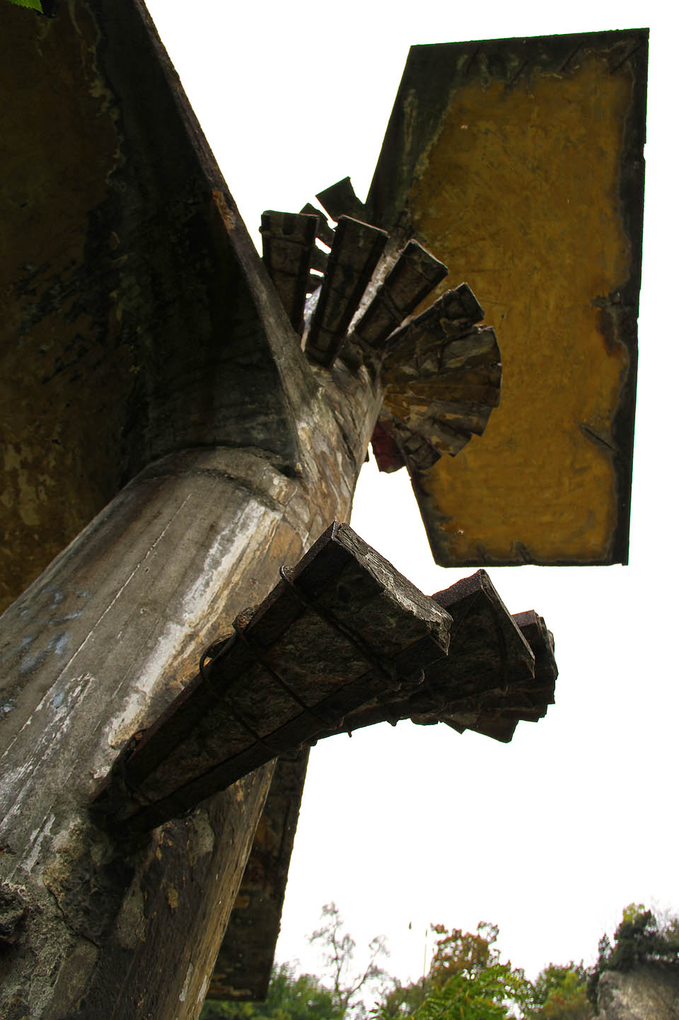 Materiálová i designová moderna dnes trpí zmarem ze lhostejnosti.