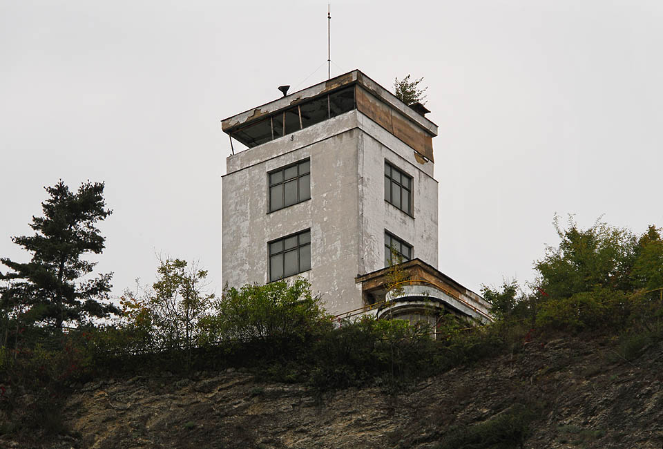 Barrandovské terasy mají s bazénem podobný osud. Na úsvitu nových časů byly smeteny na okraj propadliště dějin.