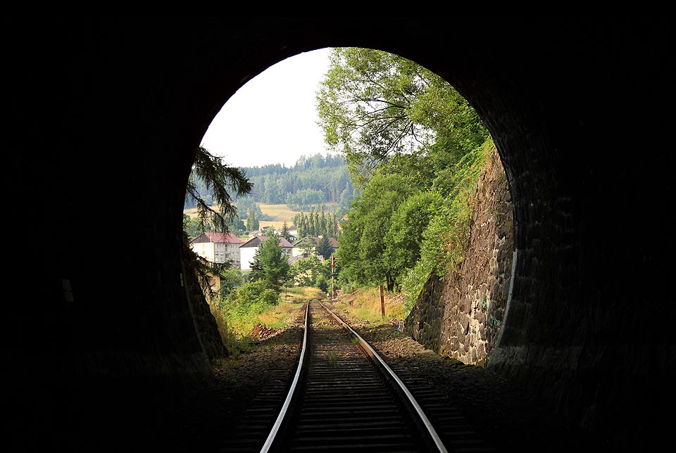 Pohled zevnitř na jižní portál Bečovského tunelu a na mechanické vjezdové návěstidlo stanice Bečov nad Teplou, kterému na okraji stejnojmenného města ubíhají poslední dny jeho existence.