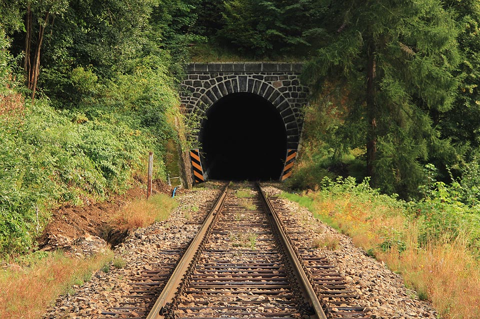 Bytelně vyzděný portál Bečovského tunelu při pohledu od jihu.