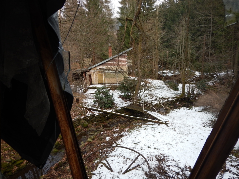 Pohled na sousední chatu, kterou taky postavil Lev Nikel, ale je stále obydlená.