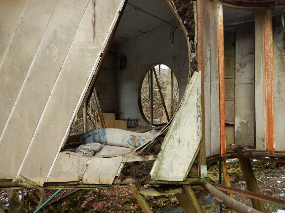 Pohled na vstup do první místnosti, kde byla pravděpodobně ložnice se sprchou.