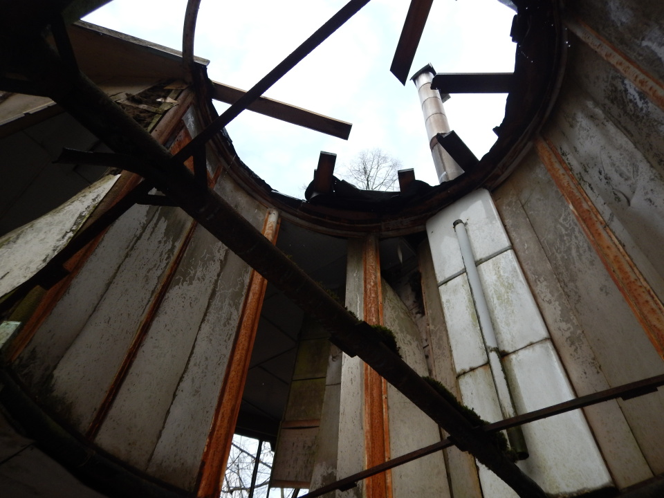 Samotnou stavbu postavil autor z vyřazených kruhových trubek z nedalekých papíren, kde sám pracoval.