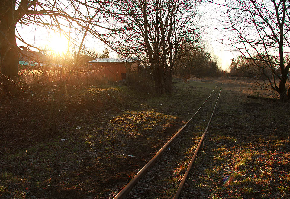 Nejzápadnější konec dráhy se v roce 2016 nacházel mezi nadlesnictvím a bývalou dřevozpracující továrnou v křoví.