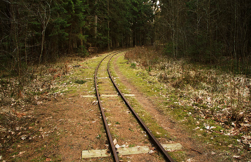 Nové pražce svědčí o tom, že i na počátku 21. století prochází zachovalé úseky údržbou, která úzkokolejku ještě nejméně pár let udrží při životě.