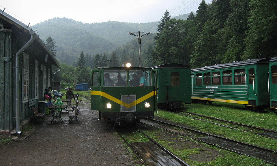Ta největší romantika však čeká pouze na vytrvalé. Když na krajinu padne noc, turistické vlaky zastaví, davy zmizí v hotelích nebo odjedou auty domů, rozlehne se ticho. Pak se údolím ozývá jen houkání sýčka a tepání kol pracovního vlaku na rozviklaných spojnicích.