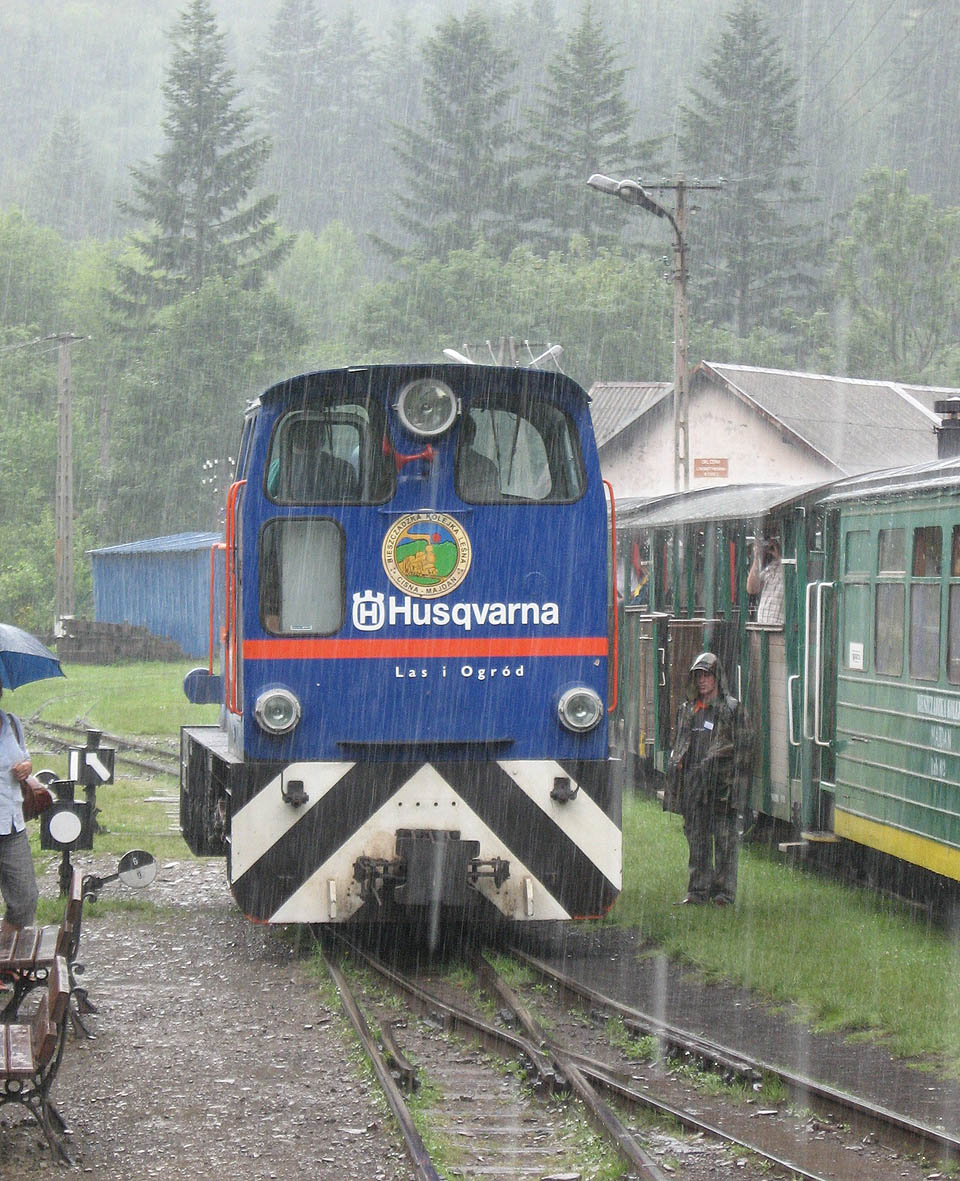 Ani prudký letní déšť ve stanici Majdan neskryl nevzhlednou kapotu úzkokolejné lokomotivy, která se stala obětí marktingu.