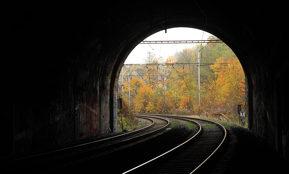Pohled skrze severní portál Blanenského tunelu č. 9 směrem k huti Klamovce, za kterou nsáleduje stanice Blansko.