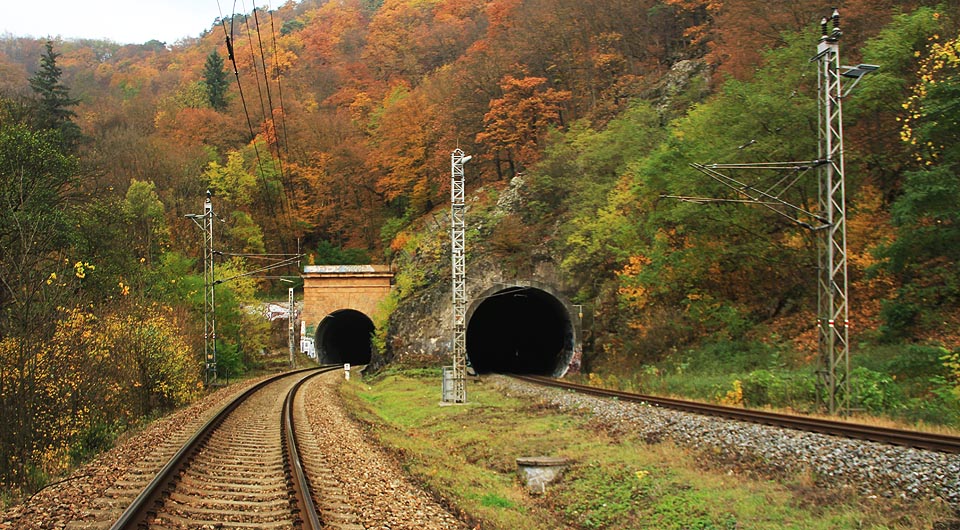 Pro nový tunel, který se ani nepokoušel soupeřit v okázalosti s původní stavbou, byl vylámán prostor v původně stísněném místě nad řekou Svitavou.