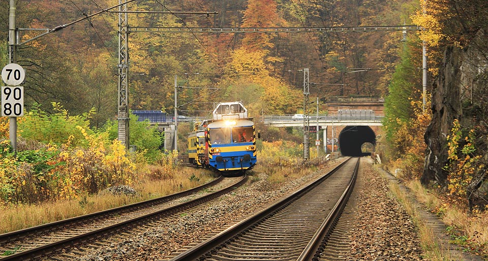 Montážní vlak trolejového vedení SŽDC právě vyjel ze severního portálu Novohradského tunelu v rámci výluky na státní svátek 28. října 2016.