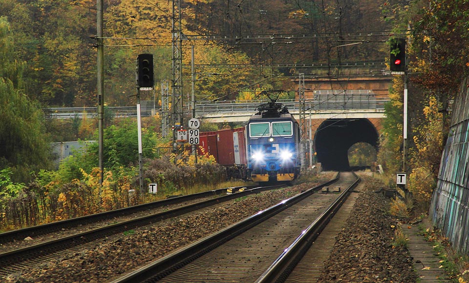 Kontejnerový vlak ČD Cargo vezoucí za soumraku skrze nový Novohradský tunel makedonské vozy z řeckého přístavu Πειραιάς do terminálu Metrans v České Třebové.