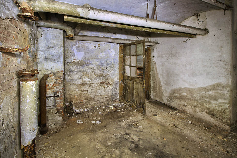 Kotelna, nyní již bez kotle, trpělivě čeká na své další osudy.