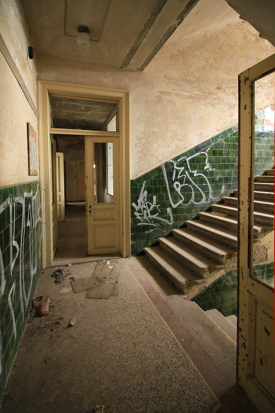 Vstup do prvního podlaží a schodiště s hluboce zelenými obkladačkami, které dodávají vile neopakovatelný ráz.
