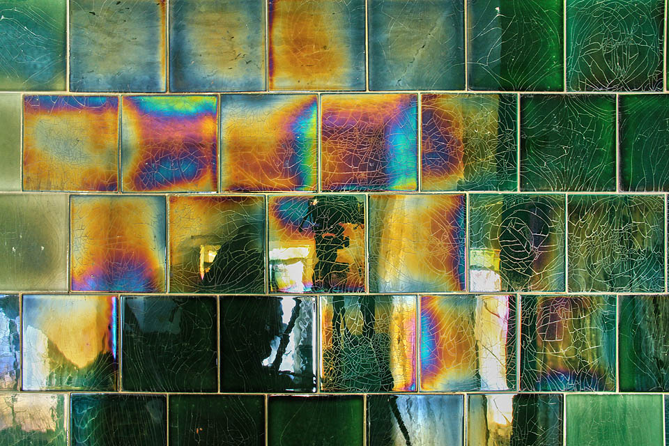 Když na to přijde, umí tyto kachličky kromě zelené vyloudit i všechny ostatní barvy duhy.