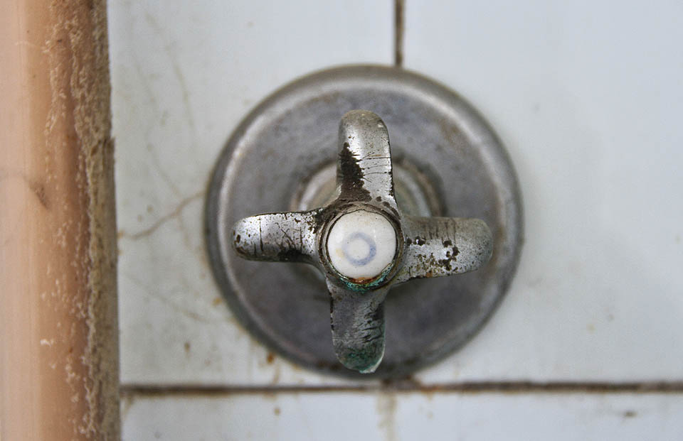 Nesymetrické kohoutky a obklady z mléčného skla však pravděpodobně pochází ještě z dob předválečných.