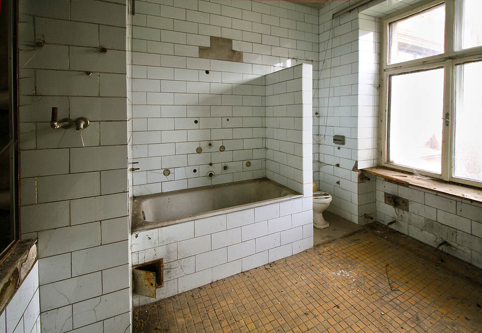 Žel cenné součásti vodoinstalace už zdobí koupelnu některého ze zlodějů, kterých je v každé době dost.