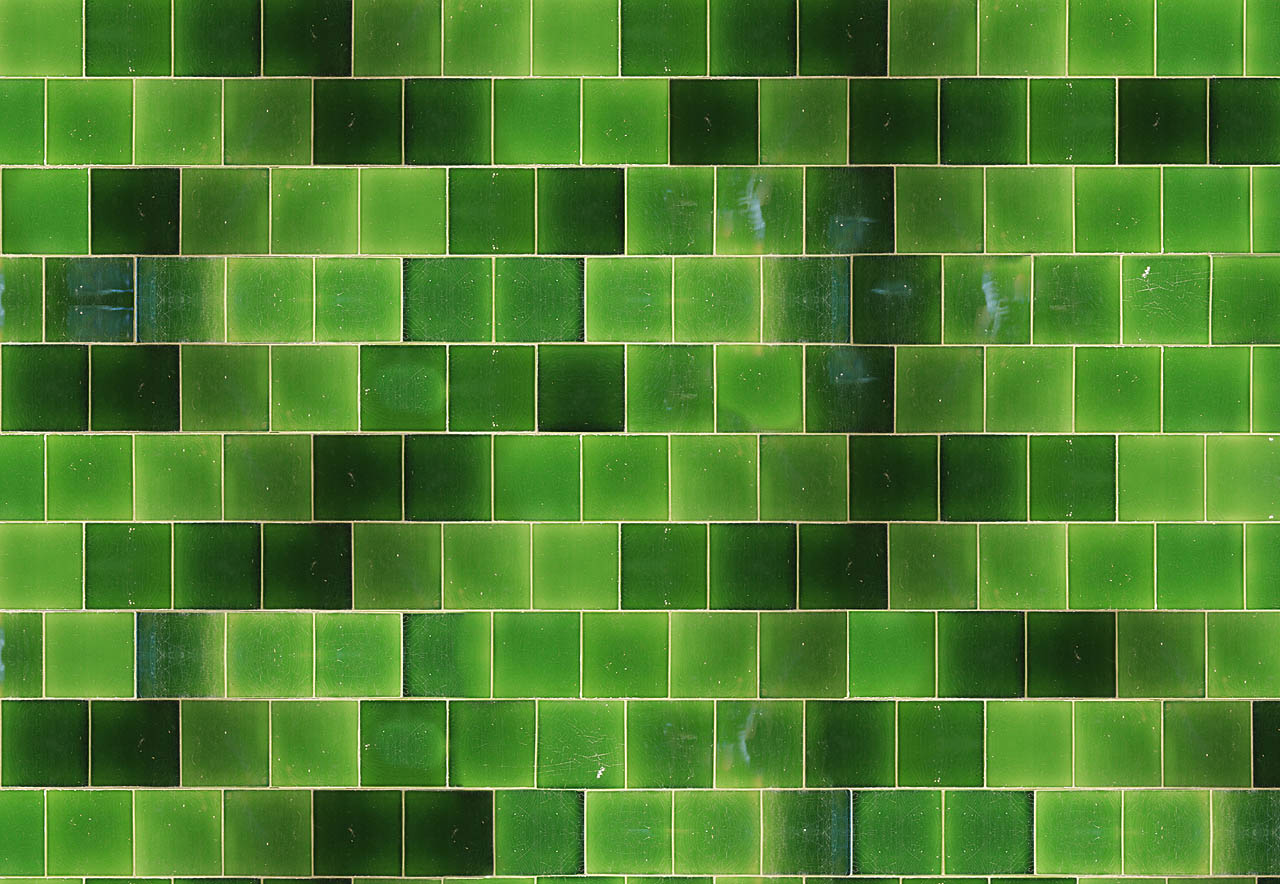 Pohledů na obklady všech odstínů zelené jarního bukového listí, přes brčál až po tyrkysovou se nemůžeme nabažit (koláž).