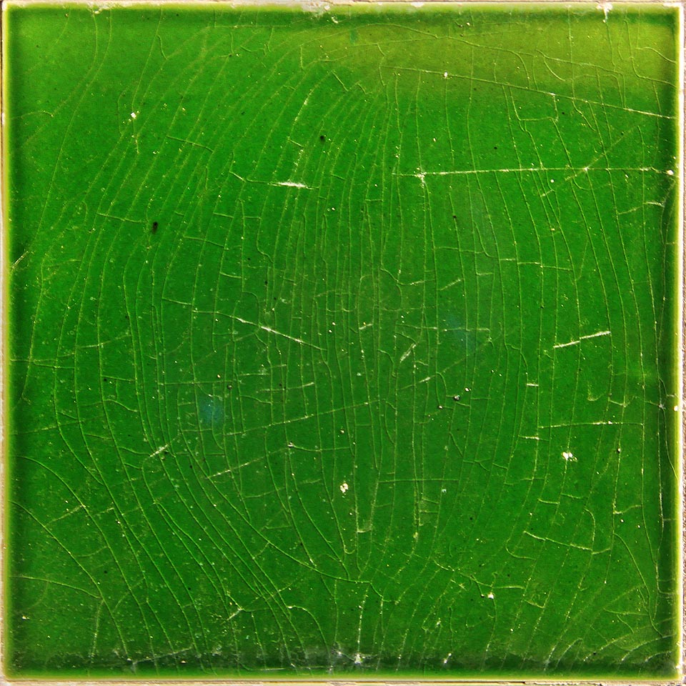 Jemné tkanivo prasklinek v průhledné glazuře jen doplňuje nádheru zelené hlubiny.