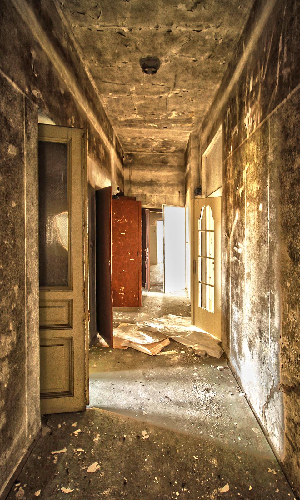 Také v horním patře pokryla plíseň svojí temnou květenou všechny stěny.