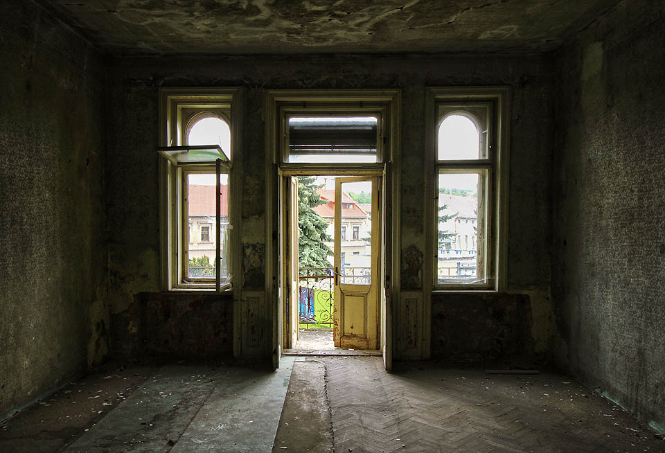 Všechna okna původně kryly elegantní dřevěné rolety ukryté pod světlezelenými plechovými stříškami. Někdy už nejsou, jinde zůstaly zaseknuté v polovině.