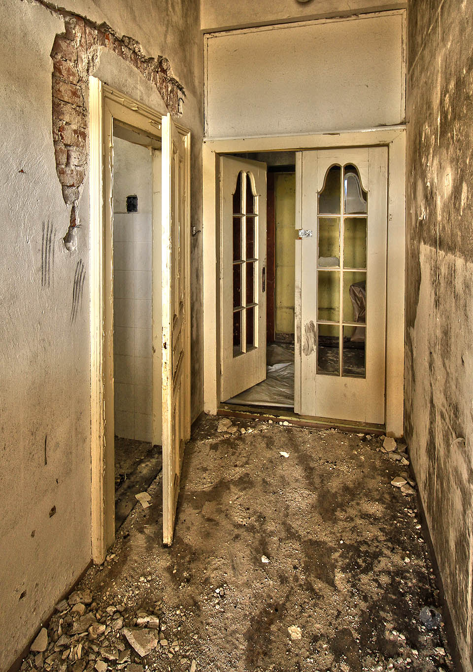 Prosklené dveře s barokně tvarovanými tabulkami broušeného skla vyznívají místy až kýčovitě.