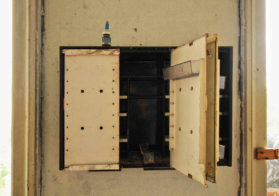 Snad z období lékařských ordinací zůstala na stěně v pokoji horního poschodí tato bakelitová skříňka a lahvička očních kapek.