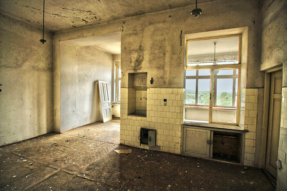 Kuchyň v horním poschodí je vybavena nezvyklou prosklenou přístavbou do dvora. Zdá se nám mladší než zbytek vily a mohla sloužit jako příjemná jídelna nad údolím.