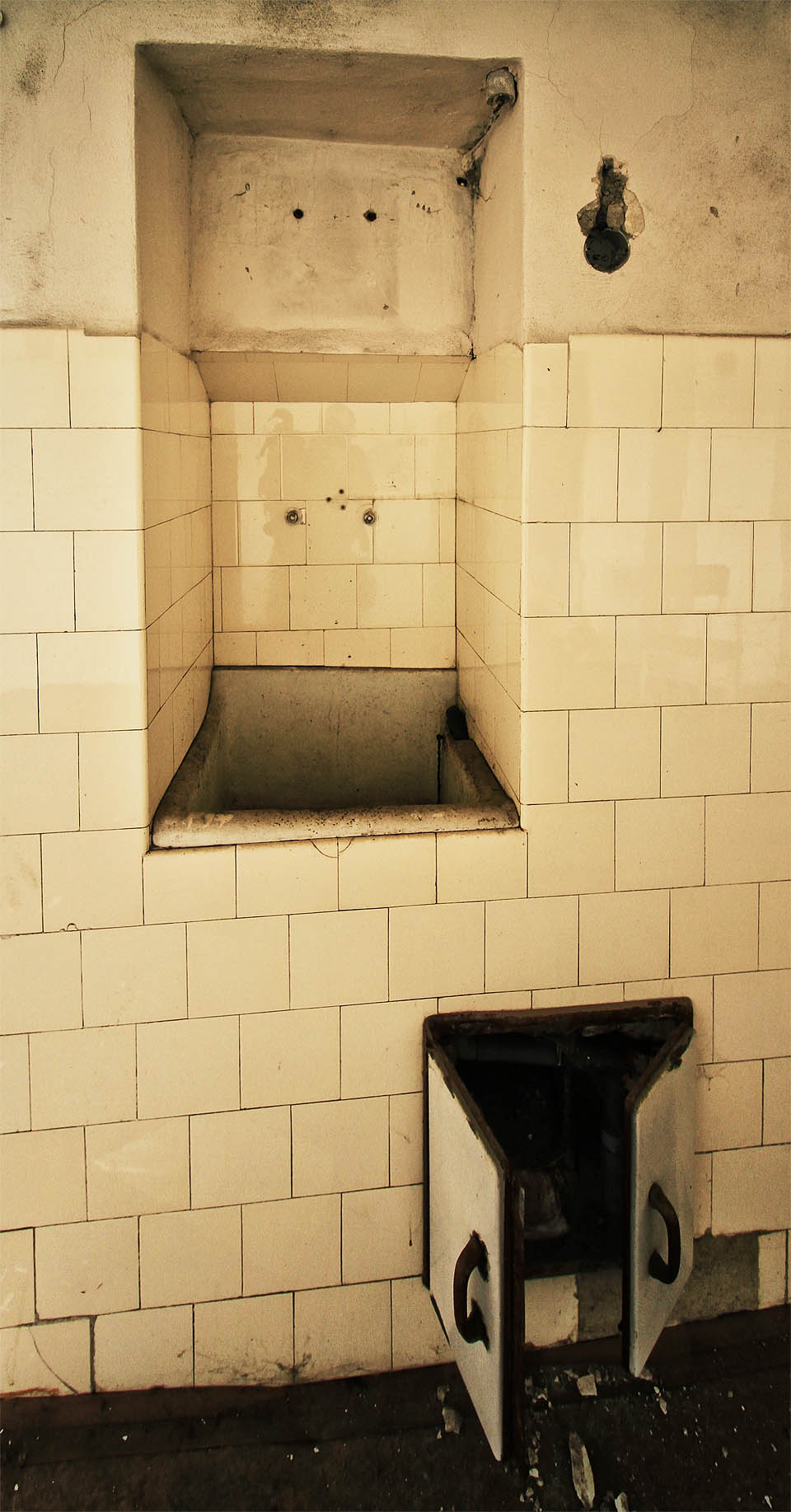 Vestavěná porcelánová výlevka, pod kterou lze zatopit, nepatří k typickému vybavení domácích kuchyní.