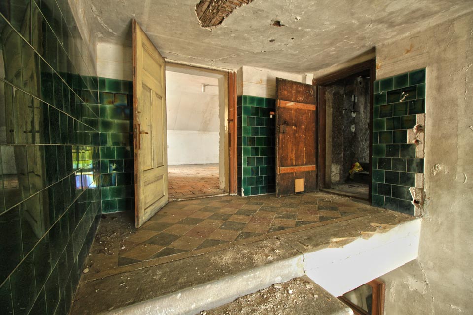 Malá podesta před vstupem na půdu ukrývá ještě jedny dveře. Patrně šlo o pokoj pro služebnou.