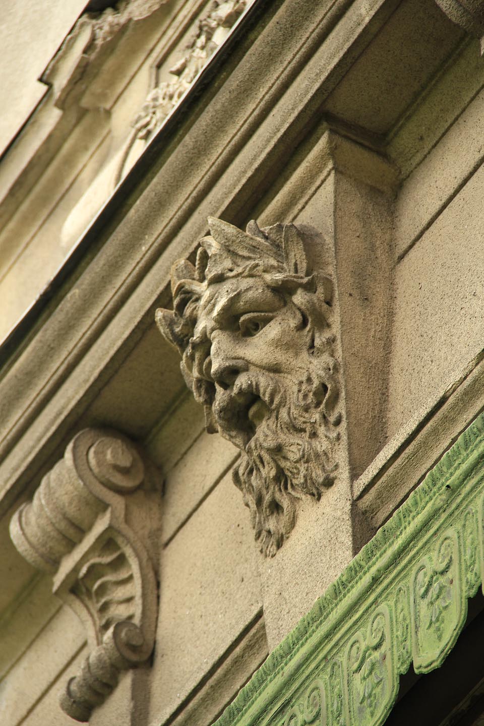 Vousaté maskarony slepě hledí z fasády do zahrady již více než sto let. Snad se ani nechce domýšlet, co všechno již od roku 1901 viděly oči sádrového muže s vavřínovým věncem na čele.