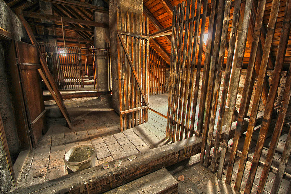 Spletité půdní prostory jako stvořené pro zmizení Karla Dymoráka. Nebo aslepoň pytlík známek Maxmiliána Drápa.