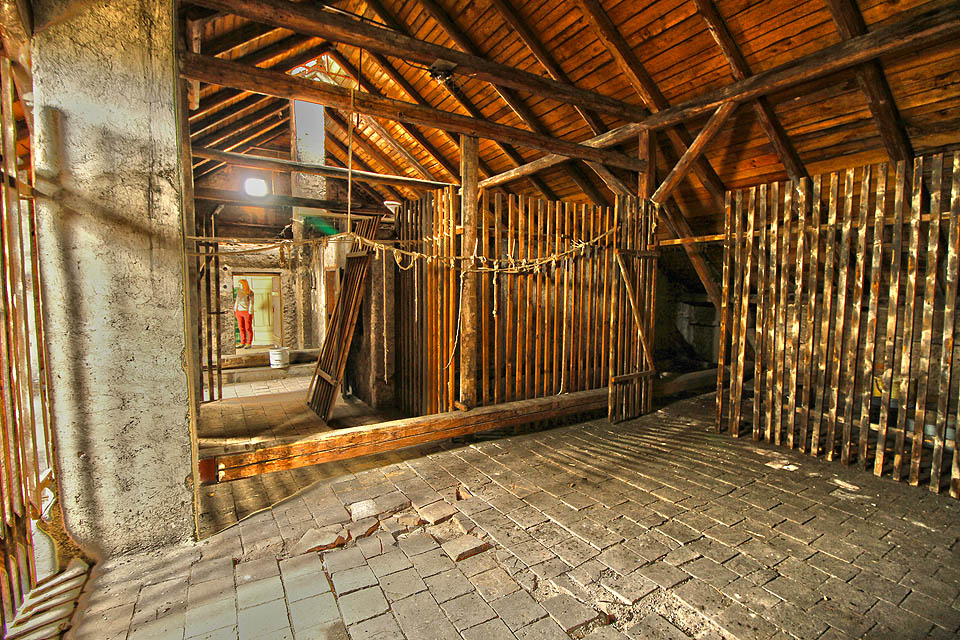 Chvílemi se zdá, jako by prosluněná půda byla nejpříjemnějším místem v současné vile.