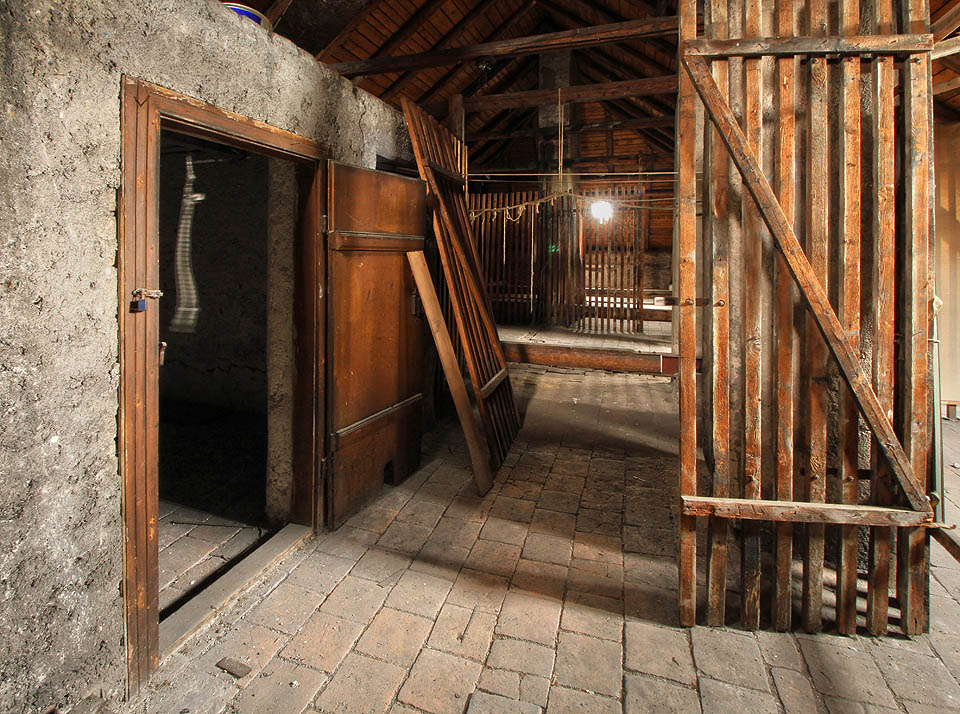 Temná půdní místnůstka může ukrývat stejně dobře kostru nešťastníkovu jako přetržený provaz oběšencův.