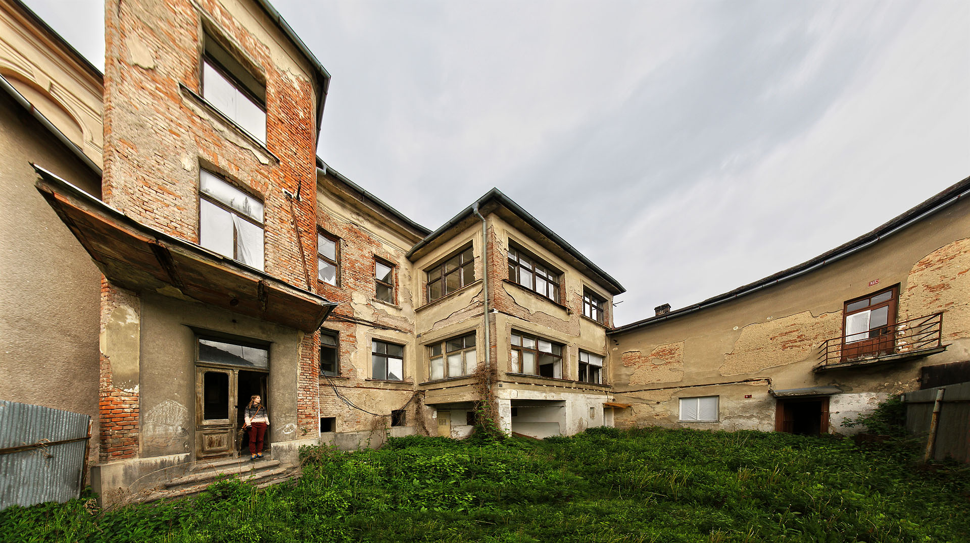 A na závěr jedno širokoúhlé panorama z jinak úzkého a stísněného dvorku za továrnou. Modernější přístavba jídelny je dobře patrná v pravé části vily.