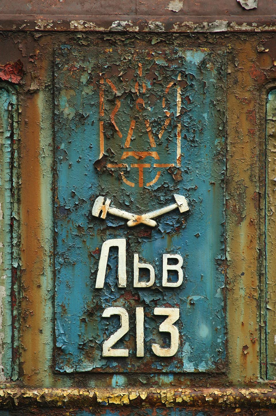 Provoz na úzkokolejce zajišťují ukrajinské dráhy UZ zastoupené místní divizí Lvovskou dráhou.