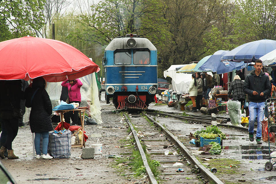 Objíždění dvouvozové soupravy je tak pro strojvedoucího malým dobrodružstvím. Troubit je třeba nejen na psy a neukázněné trhovce, občas zablokují vlaku cestu také auta bezohledně zaparkovaná těsně u kolejí nebo přímo na nich.