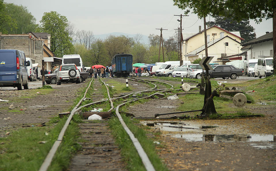 Trojkolejné nádražíčko na opačné straně staniční budovy ve Виноградіву než prochází koleje hlavní trati pochází z roku 1908. Od té doby se na něm mnoho nezměnilo.